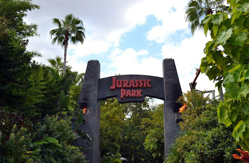 Genetically engineered dinosaurs run amok at an island amusement park.